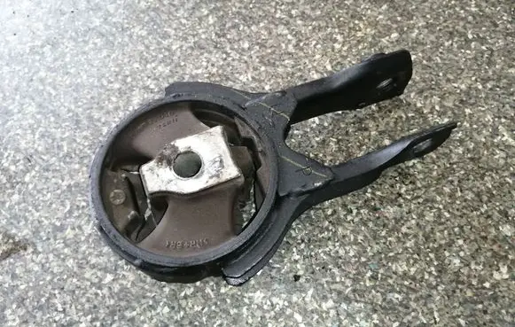 Mazda CX-3 Engine mount bracket