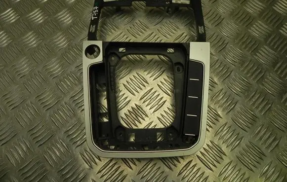 Volkswagen PASSAT B8 Radio/GPS head unit trim 3G1864252 T757
