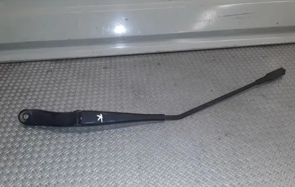 Mercedes-Benz B W245 Front wiper blade arm A1698200140