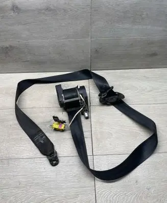 Volkswagen Transporter - Caravelle T5 Front seatbelt 33014052