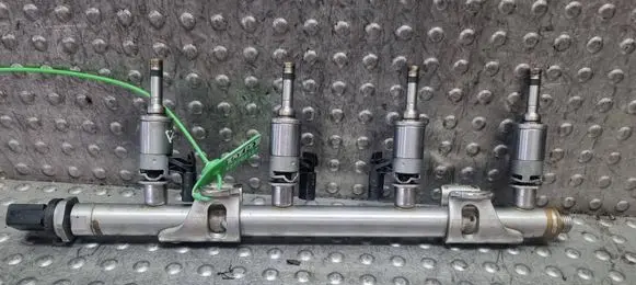 Volkswagen Golf VII Fuel main line pipe S27705127 04E133320D 0261500477