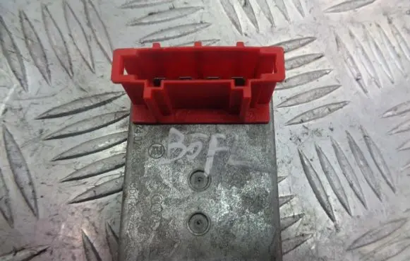 Volkswagen PASSAT B5.5 Heater blower fan relay 740245833F