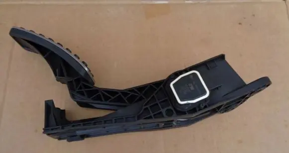 Mercedes-Benz ML W164 Accelerator throttle pedal A1643000004