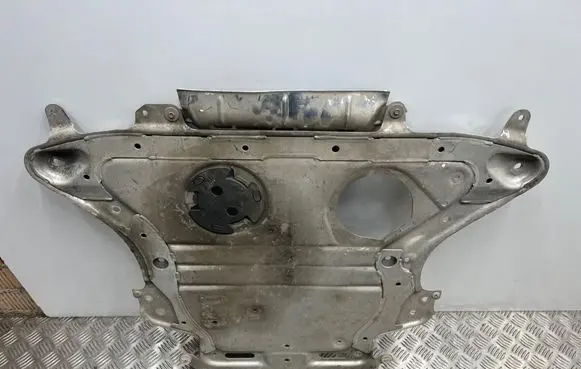 BMW M5 F90 Engine splash shield/under tray 6887546