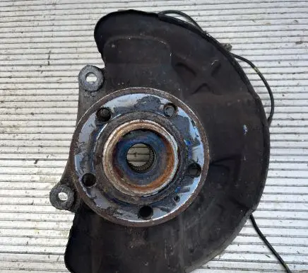 Front wheel hub