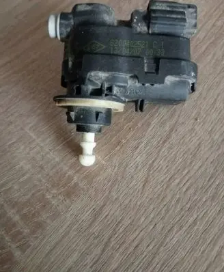 Renault Megane II Headlight level adjustment motor 8200402521C