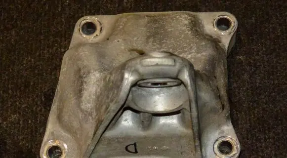 Lexus IS III XE30 Engine mounting bracket