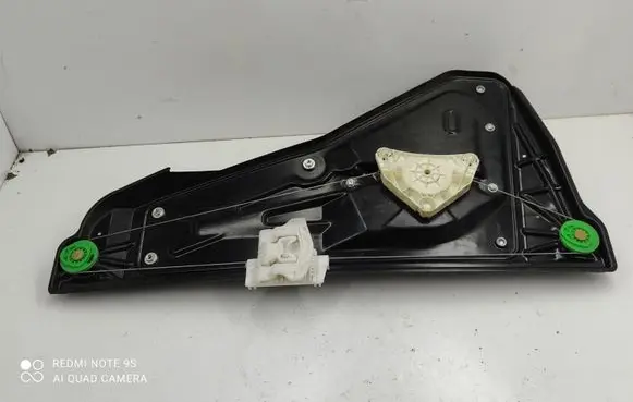 Land Rover Discovery 3 - LR3 Rear window lifting mechanism without motor CVH500022
