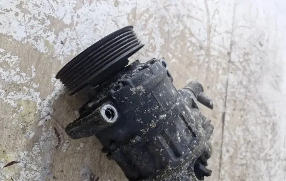 Volkswagen Golf V Air conditioning (A/C) compressor (pump)