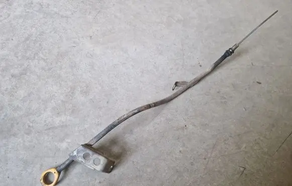 Toyota Hilux (AN10, AN20, AN30) Oil level dip stick 