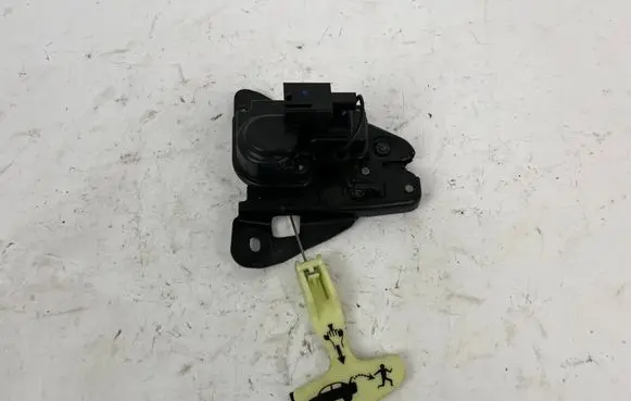 Maserati Quattroporte Tailgate emergency lock open trim 