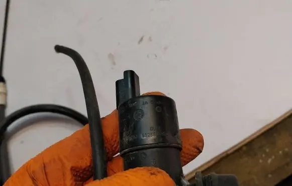 Renault Master III Windscreen/windshield washer pump 9825893480