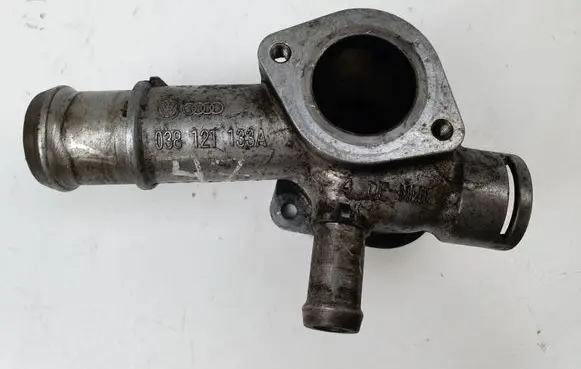 Volkswagen PASSAT B5.5 Engine coolant pipe/hose 038121133A
