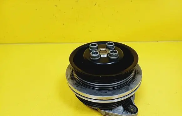 Volkswagen Golf V Water pump 01643304