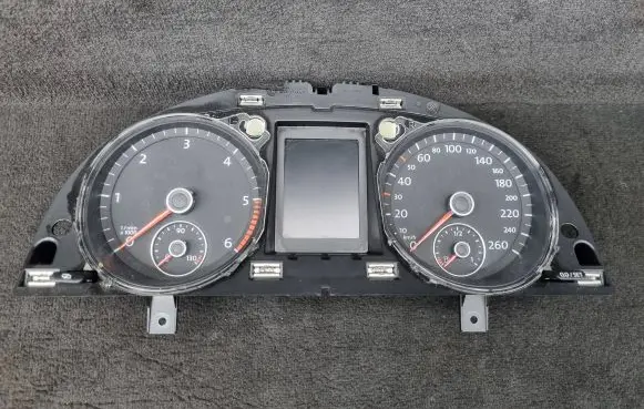 Volkswagen PASSAT B7 Speedometer (instrument cluster) 3AA920880A