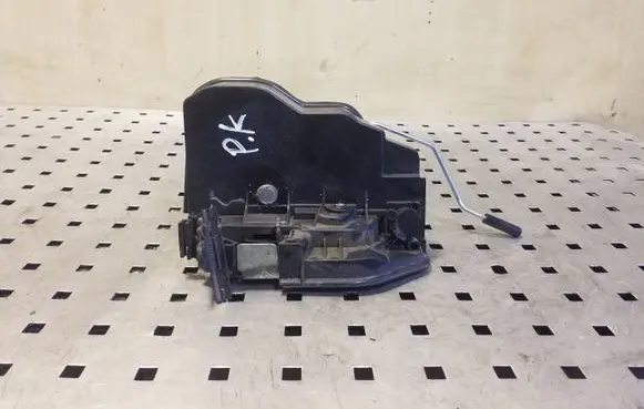 BMW X1 E84 Front door lock 7202145