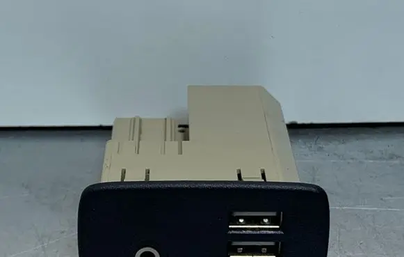 Toyota Prius (XW50) USB socket connector 86257AL200