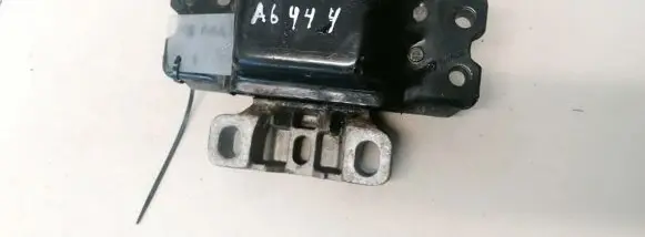 Volkswagen Golf V Engine mount bracket