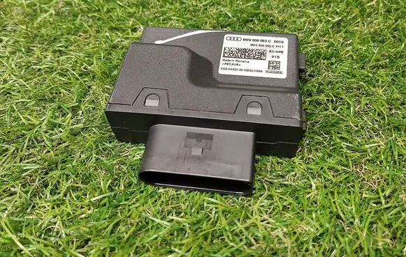 Audi A4 S4 B9 Fuel injection pump control unit/module 8W0906093C