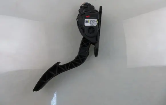 Accelerator throttle pedal