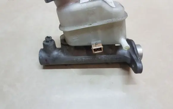 Hyundai Santa Fe Brake fluid reservoir 