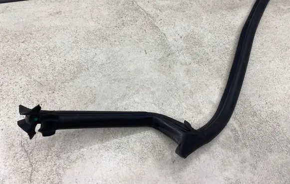 BMW 3 E46 Engine compartment rubber 82320859