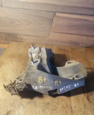 Volkswagen PASSAT B5.5 Engine mounting bracket