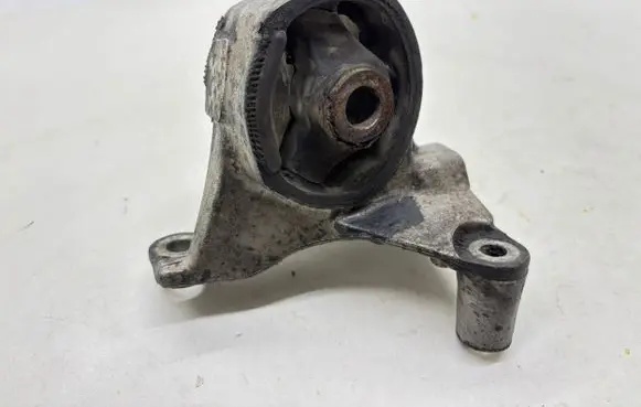 Honda FR-V Engine mounting bracket