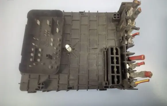Volkswagen PASSAT B6 Fuse box set 3C0937125 25552496