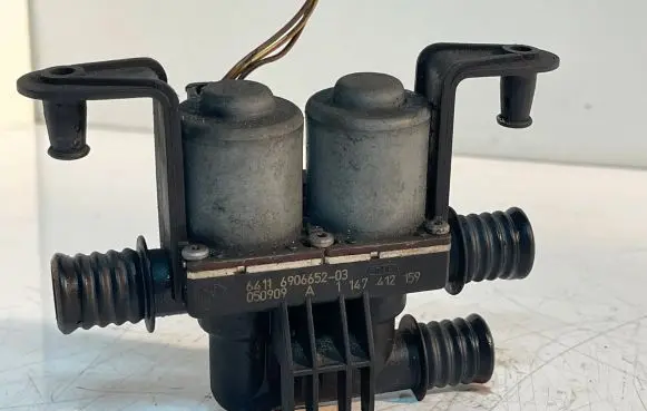 BMW X5 E53 Coolant heater control valve 6411690665203 6906652