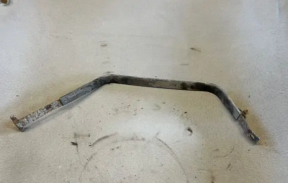 Peugeot 4007 Fuel tank mounting bracket 