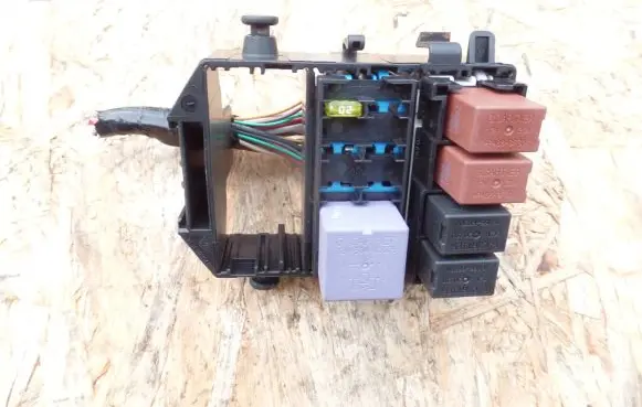 Renault Laguna II Relay mounting block 8200003634