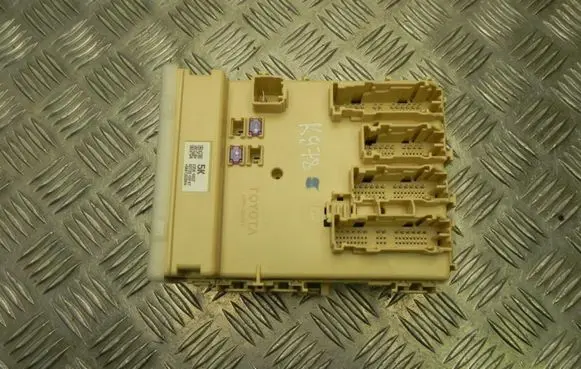 Toyota Corolla E160 E170 Fuse box set 8273002F41 K978