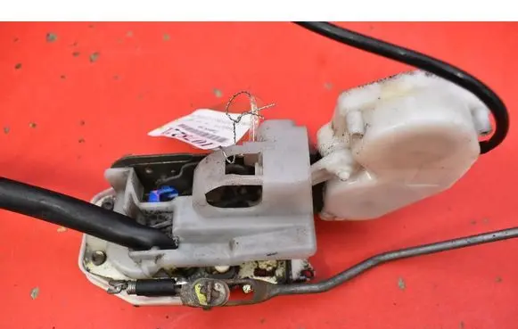 Honda CR-V Front door lock 