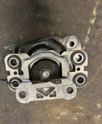 Volvo V70 Engine mount bracket