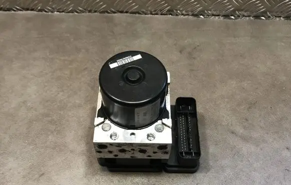 Mercedes-Benz C W204 ABS Pump A1729014100