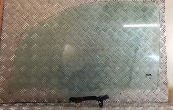 Nissan Navara D40 Front door window glass four-door 43R000016