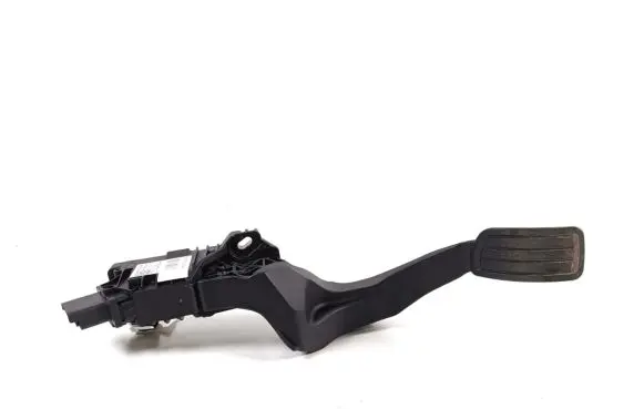 Accelerator throttle pedal