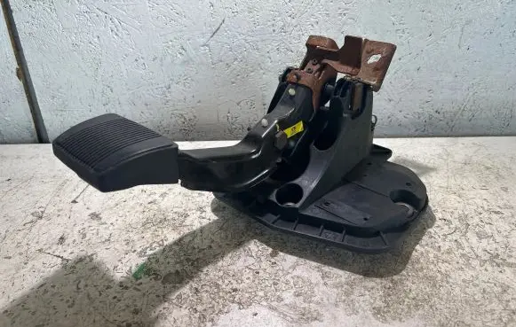 Jeep Cherokee Pedal assembly 68505371AA T2Q2580B040