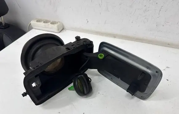 BMW 3 E90 E91 Fuel tank cap 7073961