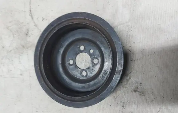 Volkswagen Touran I Crankshaft pulley 03G105243
