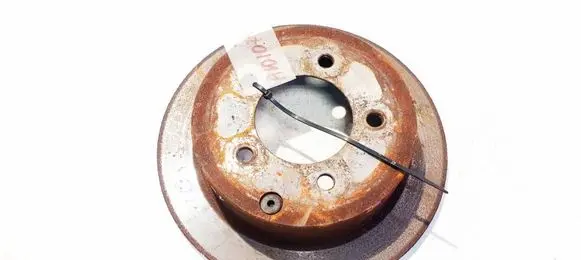 Mitsubishi Lancer X Rear brake disc neventiliuojamas