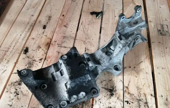 Mitsubishi Outlander Generator/alternator bracket 03G903143J