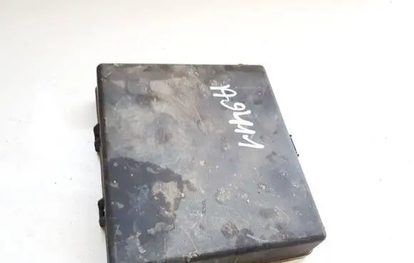 Suzuki Grand Vitara II Fuse box cover 8942ya1