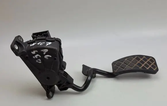 Accelerator throttle pedal