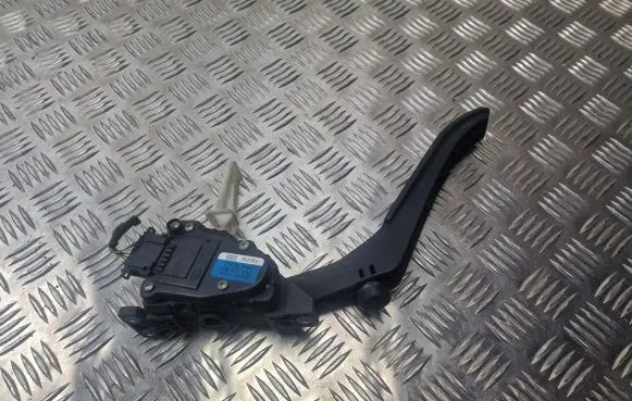Accelerator throttle pedal