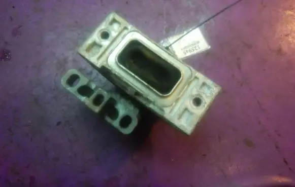 Engine mount vacuum valve
