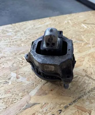 BMW 5 G30 G31 Engine mount bracket 6860481