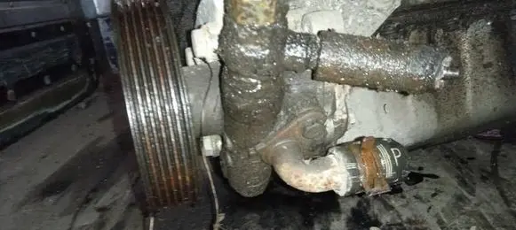Volkswagen Golf IV Power steering pump KYB