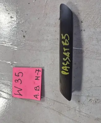 Volkswagen PASSAT B5 Rear door handle cover 3B4867372B